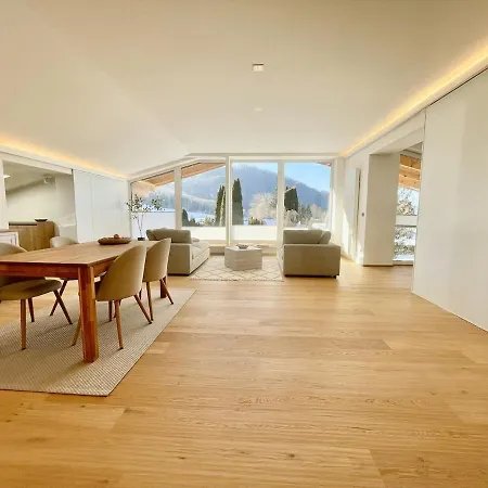 Modern Loft For 6 With Mountain Views In アパート